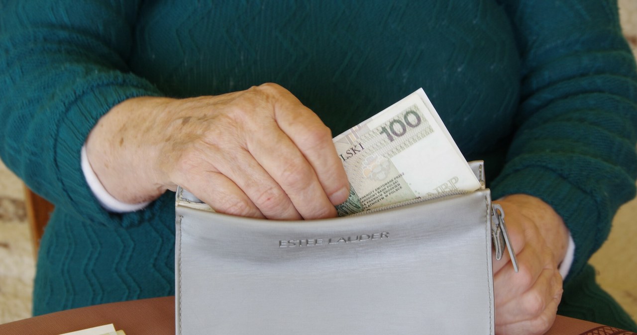 Zmiany w rencie wdowiej obowiązują od 1 lipca 2025 r. /Marek BAZAK/East News /East News