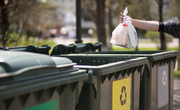 Zmiany w segregacji śmieci. Do czego służy szary worek?