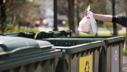 Zmiany w segregacji śmieci. Do czego służy szary worek?