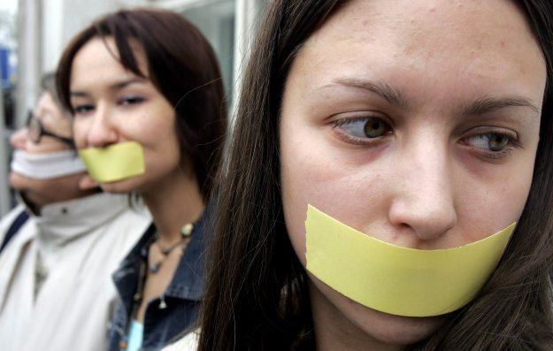 Zmiany w ustawie medialnej wyraźnie ograniczają wolność internetu w Polsce /AFP