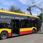 Zmiany w ustawie o elektromobilności. Rząd przykręca śrubę największym