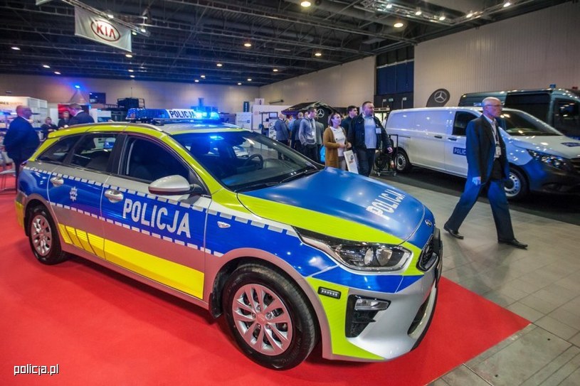 Zmiany w wyglądzie policyjnych radiowozów mają wejść w życie w pierwszym kwartale 2022 roku /Policja
