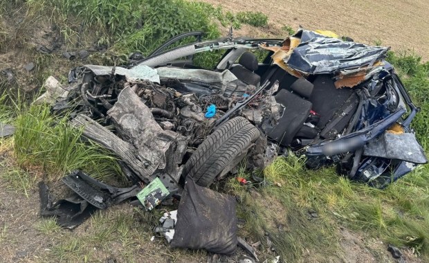 Zmiażdżona osobówka, 32-latek nie żyje. Dramat na drodze
