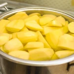 Zmiękcz dłonie wodą po gotowaniu ziemniaków i zatrzymaj wilgoć. Zimowy trik