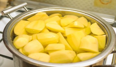 Zmiękcz dłonie wodą po gotowaniu ziemniaków i zatrzymaj wilgoć. Zimowy trik