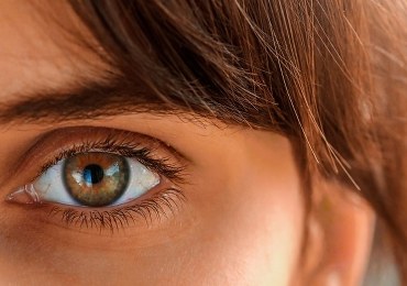 Zmieniają sobie kolor oczu. Okulista: To grozi utratą wzroku