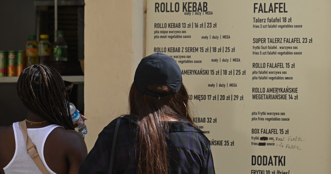 Zmieniające się ceny na przestrzeni lat widać wyraźnie na podstawie kababu. Polacy za przeciętne wynagrodzenie mogą ich kupić coraz mniej /Artur Widak / NurPhoto / NurPhoto via AFP /