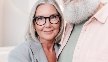 Zmieniłam kolor i już nie wyglądam jak babcia. Eksperci polecają go dla kobiet 50+