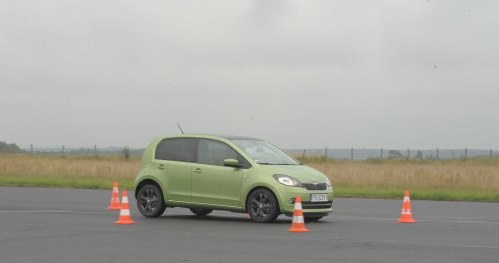 Zmierzona oszczędność: 8% Tę technikę w ruchu drogowym można stosować tylko wtedy, gdy nie utrudnia to jazdy innym. Jazdę na tzw. piłę (naprzemienne przyspieszanie i wytaczanie) praktykują m.in. zawodnicy startujący w jazdach konkursowych „o kropelkę”. Pozwala ona uzyskać oszczędności tam, gdzie przeciętny kierowca nie widzi na to szans. /Motor