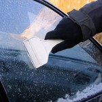 Zmieszaj trochę octu z wodą. Domowe sposoby na odmrażacz szyb w aucie