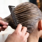 Zmieszaj z sokiem z cytryny i nałóż na włosy. Zapomnisz o siwych odrostach