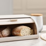 Zmieszaj z wodą i przetrzyj drewniany chlebak. Będzie wyglądał jak nieużywany