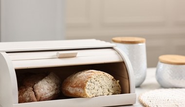 Zmieszaj z wodą i przetrzyj drewniany chlebak. Będzie wyglądał jak nieużywany