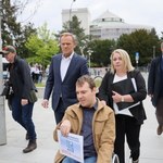 Zmieszanie przed konferencją Tuska z niepełnosprawnymi. Dwie sprzeczne wersje