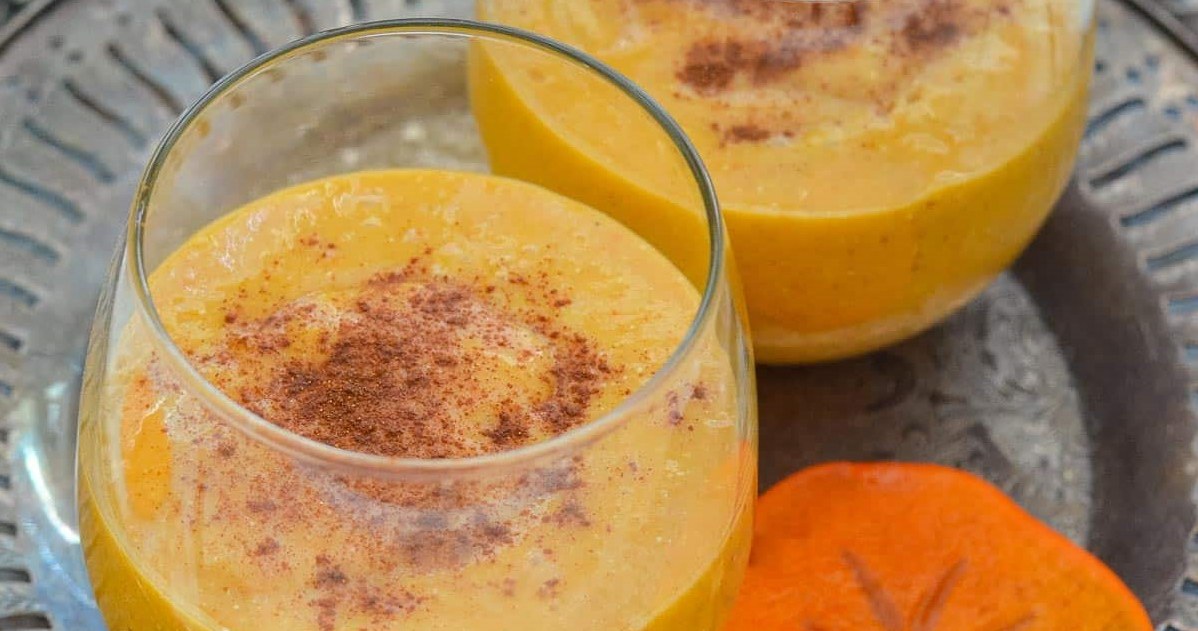 Змішайте хурму з бананом, йогуртом або молоком - отримаєте яскравий і корисний напій для перекусу або сніданку /Domena publiczna