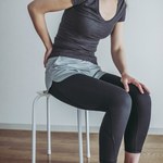 Zmniejszą ból, poprawią nastrój i krążenie. Zrobisz bez wstawania z krzesła