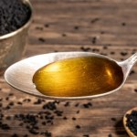 Zmniejsza stany zapalne i pomaga na bóle stawów. Wystarczy pić łyżeczkę dziennie 