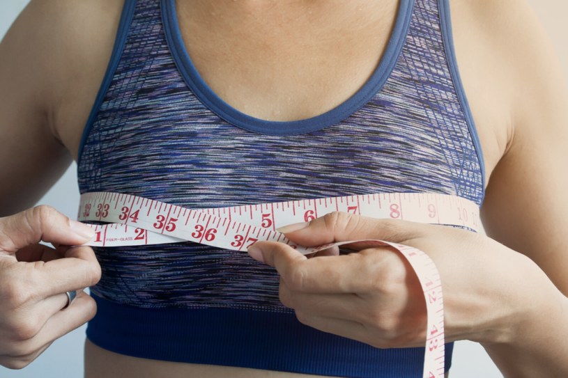 Zmniejszenie rozmiaru biustu oraz przyrost masy ciała mogą świadczyć o nadmiarze testosteronu u kobiety /123RF/PICSEL