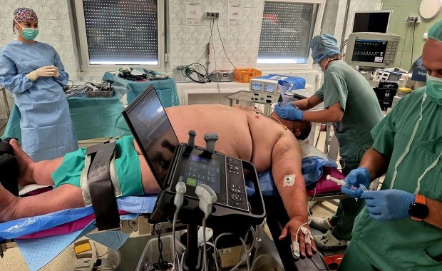 Zmniejszyli żołądek pacjentowi ważącemu prawie ćwierć tony. Rekord na stole operacyjnym w kieleckim szpitalu