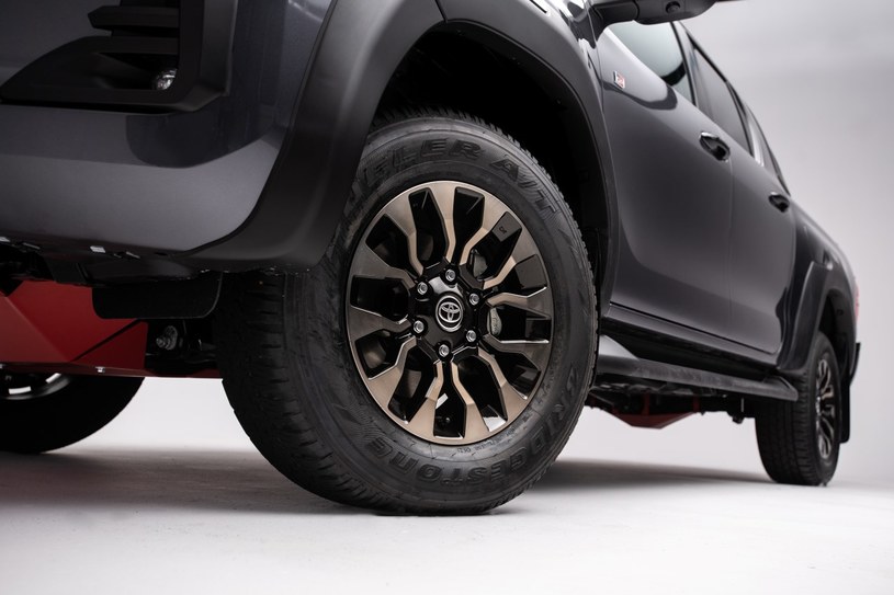 Zmodyfikowane zawieszenie Toyoty Hilux GR SPORT jest charakterystyczne dla rajdowych aut /materiały promocyjne