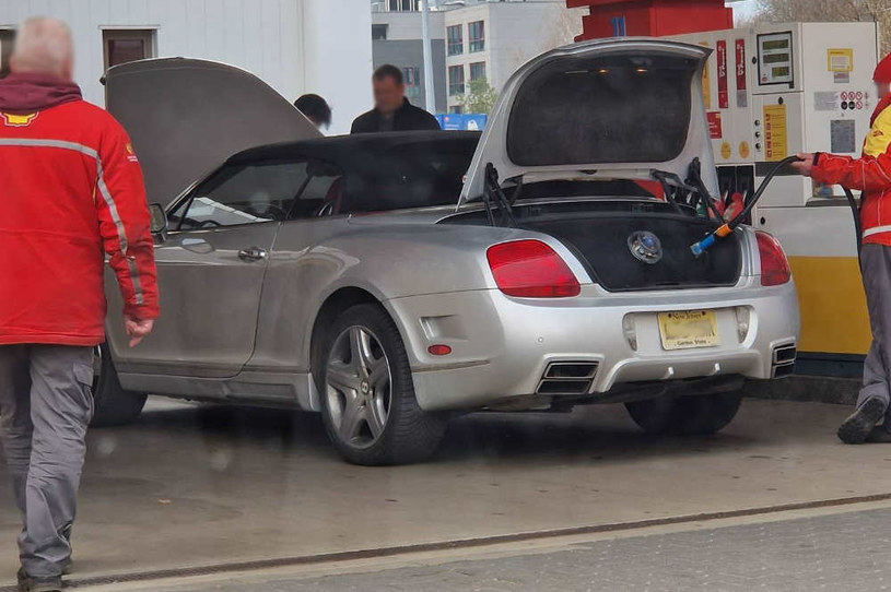 Zmodyfikowany w Mansory Bentley Continental ma w bagażniku wielką butlę na LPG /Jaś Grudziński /
