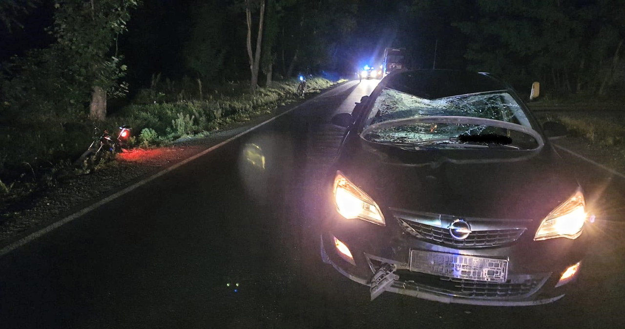 Zmrok zapada coraz szybciej. Ważne jest prawidłowe oświetlenie rowerzystów, wsparte najlepiej odblaskową kamizelką /Policja