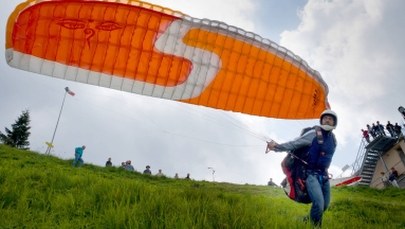 Zmyśliła wypadek na paralotni. Nie chciało jej się iść do pracy