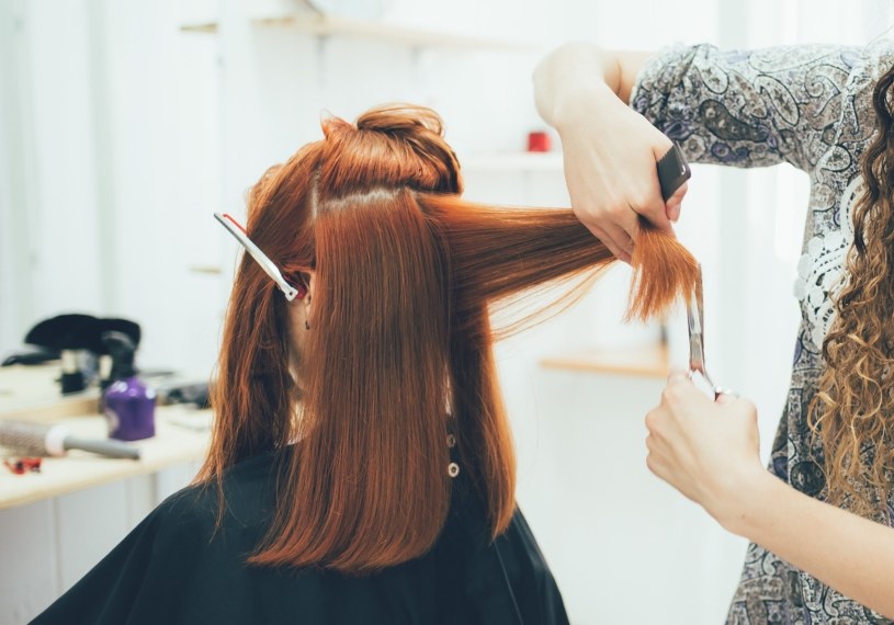Zmysłowa fryzura na 2024 rok. „Kitty cut” – cięcie, za którym szaleją influencerki