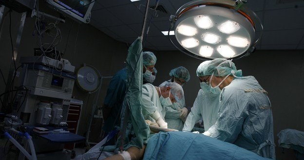 Znacząca część lekarzy prowadzi prywatną praktykę, która nie jest uwzględniana w badaniach płacowych /AFP