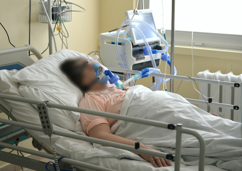 Znacząca większość pacjentów trafiających do szpitali z ciężką postacią COVID-19 to osoby niezaszczepione /Łukasz Solski /East News