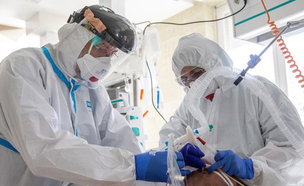 Znacząco mniej pacjentów z Covid-19 w szpitalach. Mamy ponad 7 tysięcy nowych zakażeń [NOWE DANE]