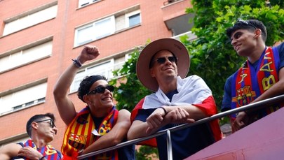 Znaczący napis na kapeluszu i cygaro. Tak Szczęsny i Lewandowski świętowali