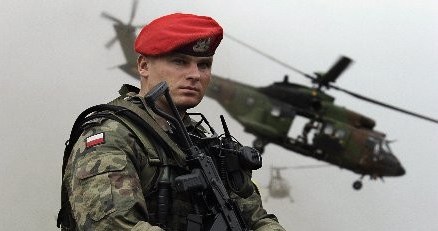 Znaczenie technologii informatycznych zaczyna wreszcie dostrzegać także polska armia /AFP