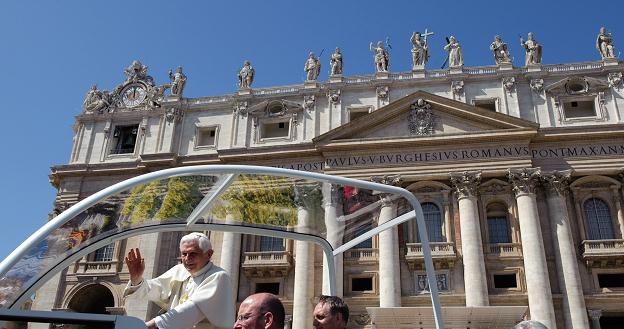 Znacznie niższe były wpływy z posiadanych przez Stolicę Apostolską akcji i obligacji /AFP