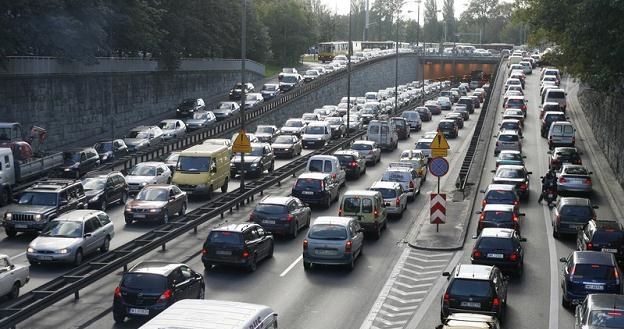 Znacznie przybyło samochodów, ale dróg - też /Agencja SE/East News