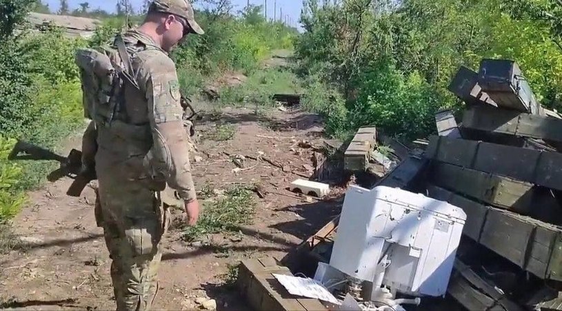 Znajdując porzucony sprzęt rosyjski, obok broni i amunicji ukraińscy żołnierze natknąć się mogą na skradziony sprzęt AGD. Teraz jednak Rosjanie w swoim rabunku idą o krok dalej /Ministerstwo Obrony Ukrainy /Twitter