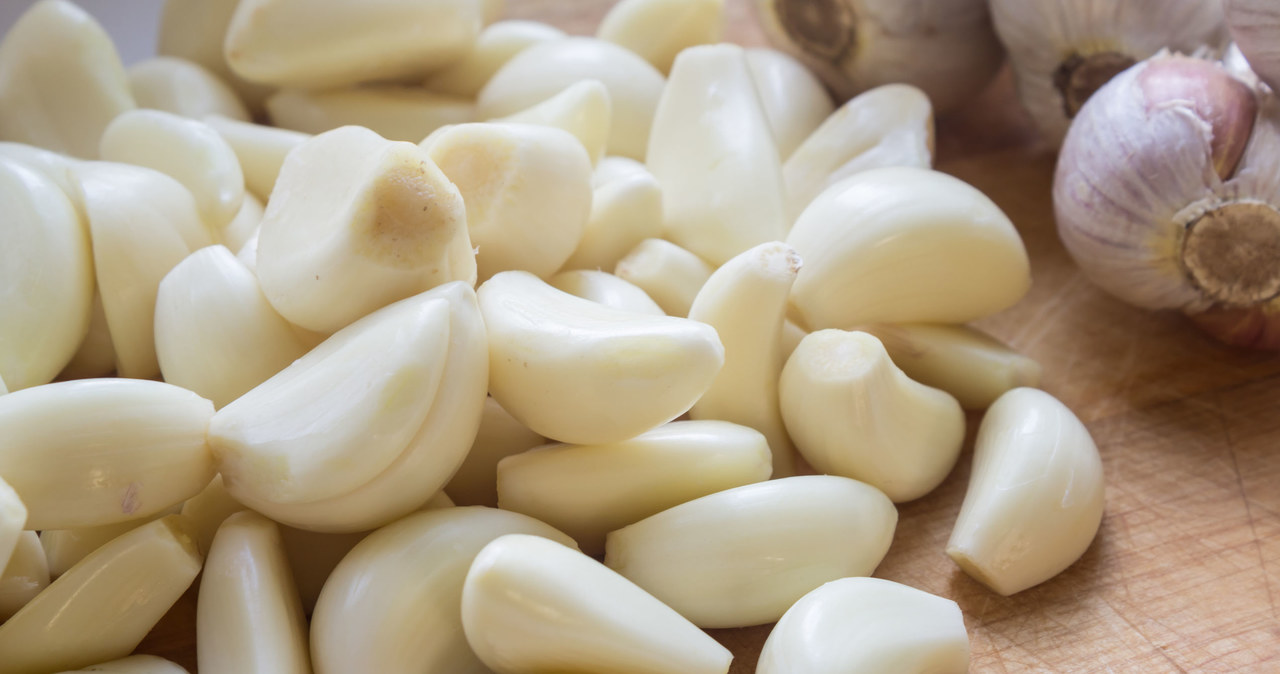 Znajdująca się w czosnku allicyna jest naturalnym antybiotykiem, który działa na szeroką gamę mikroorganizmów. Ale jest wrażliwa na wysoką temperaturę /123RF/PICSEL