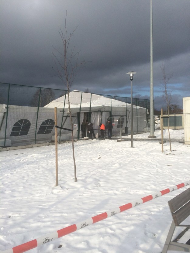 Znajdujące się pod namiotem lodowisko miało zostać otwarte o 16:00 /Aneta Łuczkowska /RMF FM