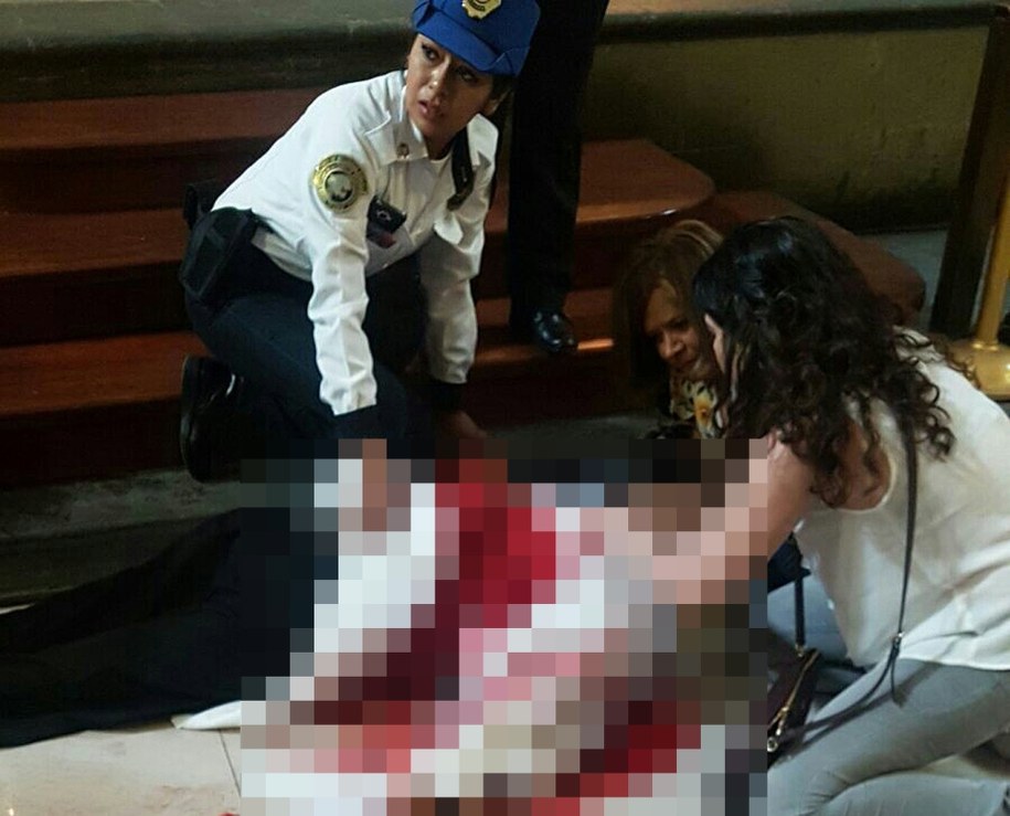 Znajdujące się w kościele kobiety udzielają księdzu pierwszej pomocy /EPA/STR /PAP/EPA