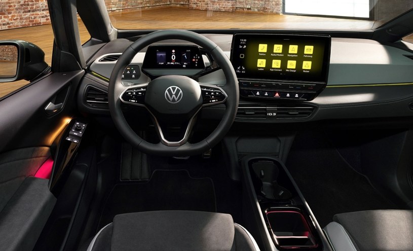 Znajdujący się przed kierowcą wyświetlacz o przekątnej 5,3 cala można obsługiwać za pomocą dotykowych "przycisków" na kierownicy. /Volkswagen /materiały prasowe