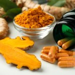 Znajduje się w przyprawach i suplementach diety. W nadmiarze uszkadza wątrobę