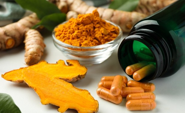 Znajduje się w przyprawach i suplementach diety. W nadmiarze uszkadza wątrobę