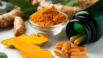 Znajduje się w przyprawach i suplementach diety. W nadmiarze uszkadza wątrobę