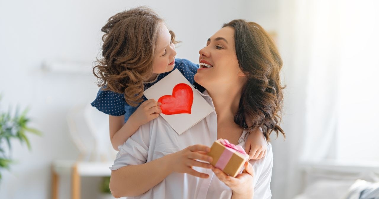 Znajdź najlepszy prezent dla swojej mamy! /adobestock /INTERIA.PL