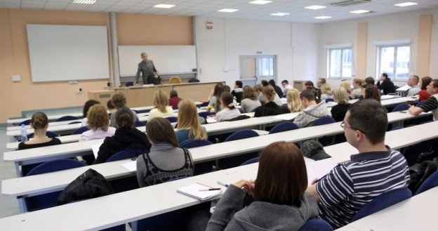 Znajomośc języków jest przeliczalna na wyższe pensje. Fot. Bartosz Krupa /Agencja SE/East News