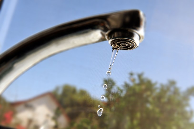 Znajomość sposobów, jak oszczędzać wodę w domu to gwarancja niższych rachunków i forma troski o środowisko /123RF/PICSEL