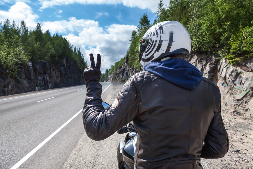 Znajomość systemu sygnałów motocyklistów może przydać się również innym kierowcom /123RF/PICSEL