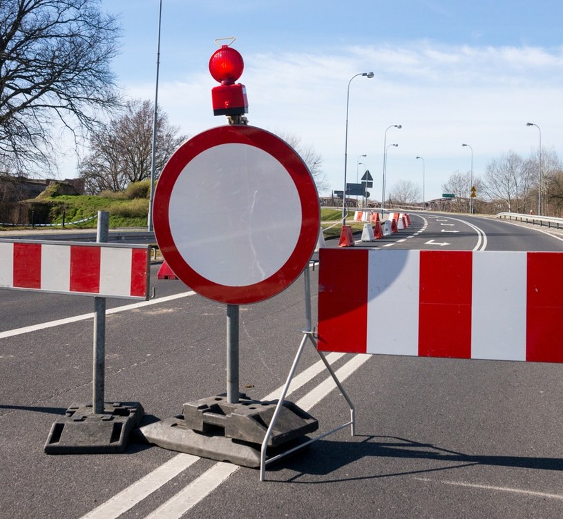 Znajomość tych czterech najważniejszych znaków drogowych jest niezbędna do bezpiecznego poruszania się po ulicach. /Marek Szandurski /East News