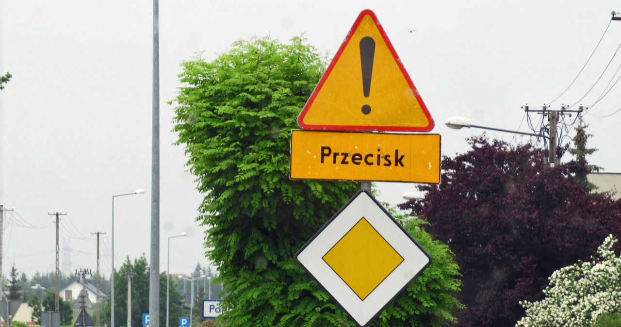 Znak A-30 w tym przypadku ostrzega o przecisku. Ilu kierowców w lot zrozumie, że chodzi o pracę urządzenia drążącego kanały pod ziemią? /Marek Bazak /East News