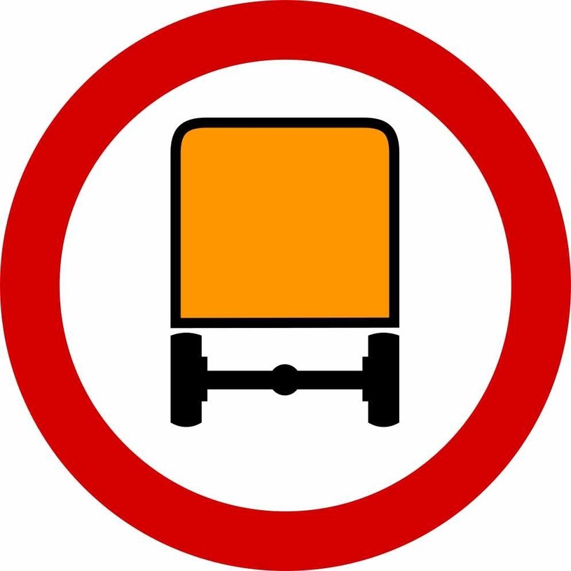 Znak B-13a oznacza zakaz ruchu pojazdów przewożących towary niebezpieczne w ilościach, dla których wymagane jest oznakowanie pojazdu tablicami ostrzegawczymi barwy pomarańczowej. /